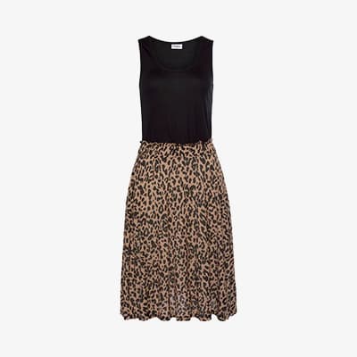 Ärmelloses Kleid mit schwarzem Oberteil und knielangem Rock im Leopardenmuster vor weißem Hintergrund