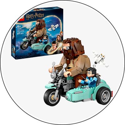 LEGO Harry Potter Set mit Motorrad und Beiwagen, große Figur auf dem Motorrad, Kind im Beiwagen, Eule fliegt daneben