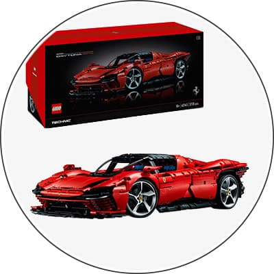 Rotes LEGO Technic Sportwagen-Set mit Verpackung und aufgebautem roten Rennwagen vor weißem Hintergrund