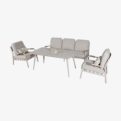Gartenlounge-Set mit Sofa, zwei Sesseln und rechteckigem Tisch, auf dem ein Tablett mit Gläsern steht