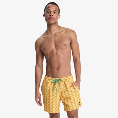 Gelbe Shorts mit grünem Wellenmuster und grünem Kordelzug vor weißem Hintergrund