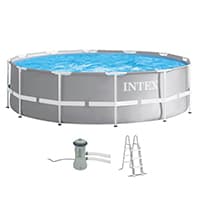 Runder Aufstellpool mit Wasser, davor Poolleiter und Filterpumpe mit Schläuchen