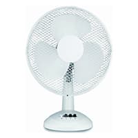 Weißer Tischventilator mit Rundfuß, Schutzgitter und drei Rotorblättern vor weißem Hintergrund