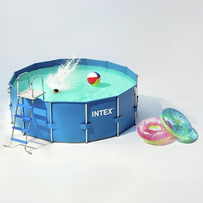 Intex Aufstellpool mit Leiter, spielendem Kind und Wasserball, daneben drei bunte aufblasbare Schwimmringe