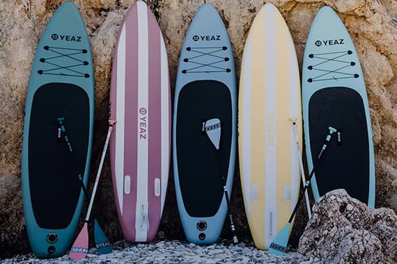 SUP Boards an einer Felswand