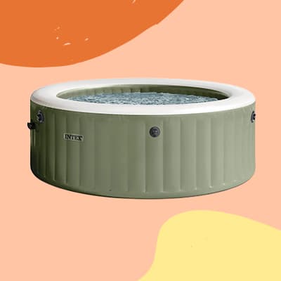 Runder aufblasbarer Whirlpool in hellem Grün, von oben mit sprudelndem Wasser vor buntem Hintergrund zu sehen