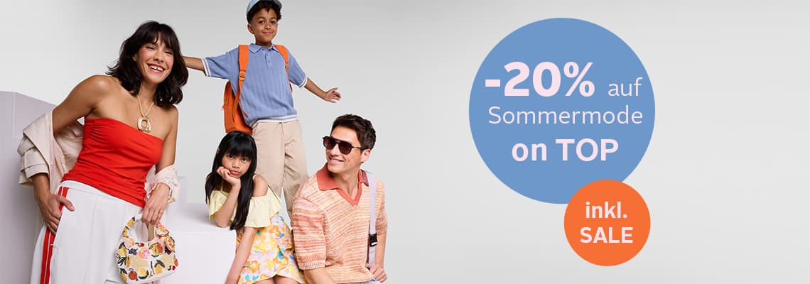 -20 % auf Sommermode on TOP inkl. SALE – Frau, Mann und zwei Kinder in bunter Sommerkleidung posieren fröhlich