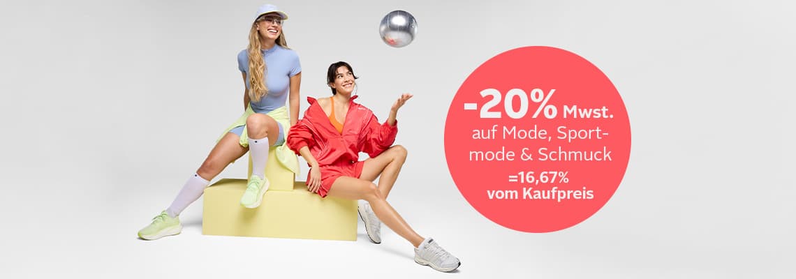 -20 % Mwst. auf Mode, Sportmode & Schmuck – zwei Frauen in Sportkleidung sitzen auf Podest, silberner Ball in der Luft