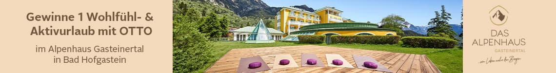 Gewinne 1 Wohlfühl- & Aktivurlaub mit OTTO im Alpenhaus Gasteinertal – Holzdeck mit Yogamatten vor Hotel in Berglandschaft