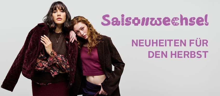 Saisonwechsel – Neuheiten für den Herbst – zwei Frauen in herbstlicher Mode posieren vor hellem Hintergrund