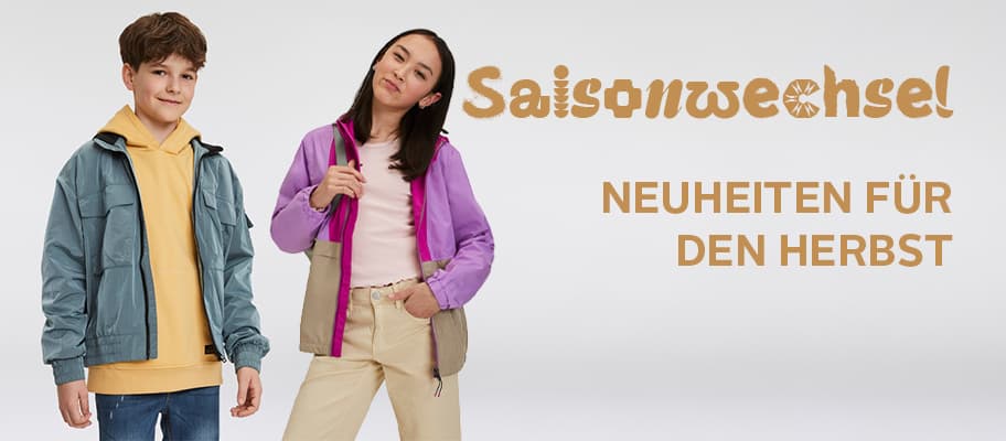 Saisonwechsel – Neuheiten für den Herbst, Junge und Mädchen in Übergangsjacken posieren nebeneinander