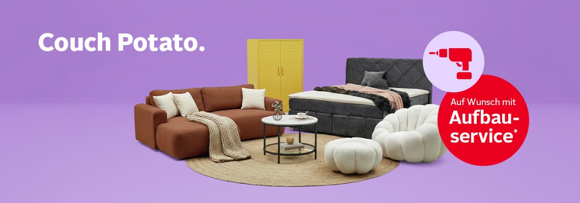 Auf Wunsch mit Aufbauservice – Sofa, Bett, Sessel und Schrank auf rundem Teppich vor lilafarbenem Hintergrund