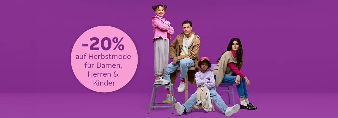 -20 % auf Herbstmode für Damen, Herren & Kinder – vier Personen in Herbstoutfits sitzen und stehen vor lila Hintergrund