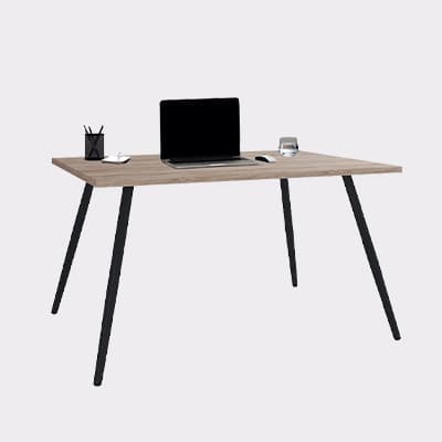 Schlichter Schreibtisch mit Laptop, Maus, Stiftbecher und Glas Wasser auf heller Fläche