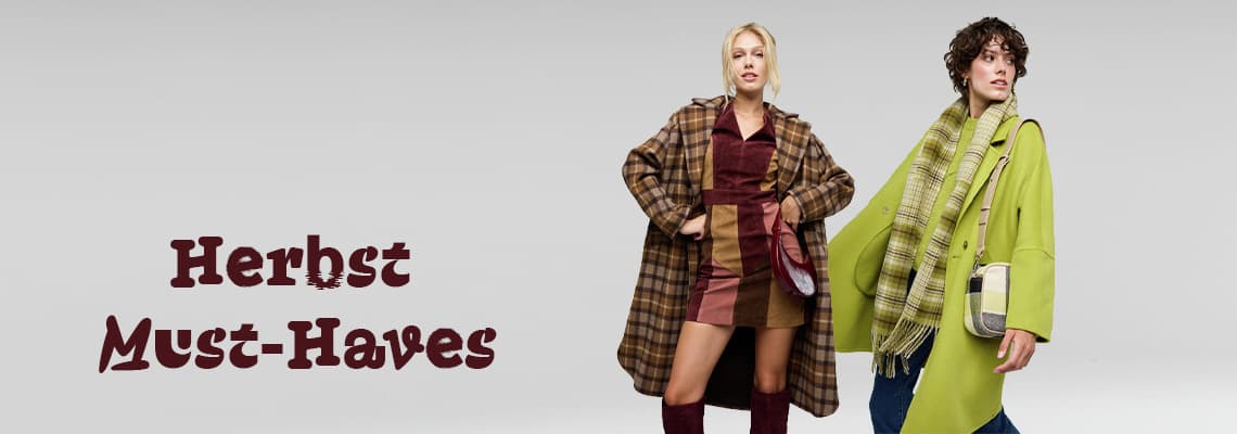 Herbst Must-Haves – zwei Frauen in herbstlichen Outfits mit kariertem Mantel und limettengrünem Mantel mit Schal