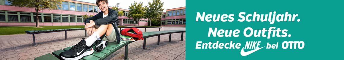 Neues Schuljahr, neue Outfits – Jugendlicher mit Rucksack und Nike-Sneakern sitzt lächelnd vor der Schule auf einer Bank