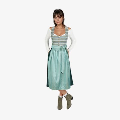 Frau im Dirndl mit gestreiftem Oberteil und hellgrüner Schürze steht frontal und blickt in die Kamera