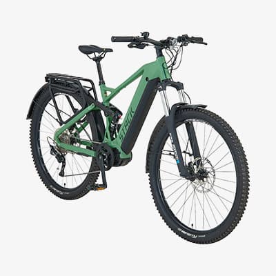 Grünes E-Mountainbike mit breiten Reifen, Frontfederung, Gepäckträger hinten und Schriftzug STACK am Rahmen