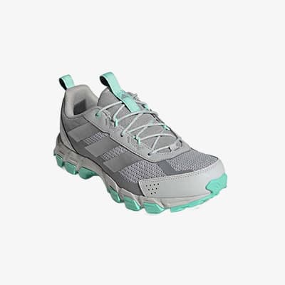 Grauer Sportschuh mit türkisfarbenen Details und markanten Streifen, schräg von vorne auf weißem Hintergrund gezeigt