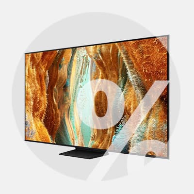 Großes Prozentzeichen vor modernem Flachbildfernseher mit abstraktem orange-türkisem Motiv auf dem Bildschirm