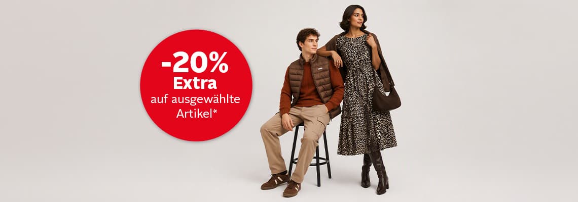 -20 % Extra auf ausgewählte Artikel – Mann sitzt im Herbstoutfit auf Hocker, Frau im gemusterten Kleid steht daneben