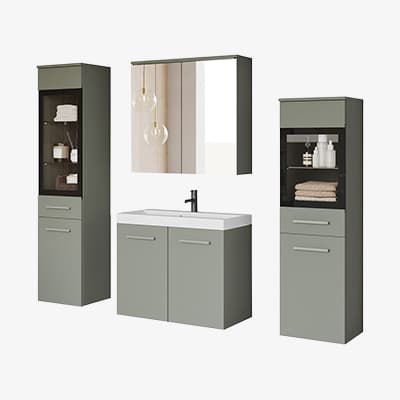 Badmöbel-Set mit zwei Hochschränken, Waschbeckenunterschrank mit Waschbecken und Spiegel, offenem Stauraum und Deko-Accessoires
