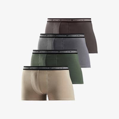 Vier Herren-Boxershorts in Beige, Grün, Grau und Dunkelgrau, gestapelt mit schwarzem Bund und Marken-Schriftzug