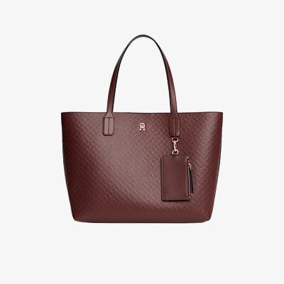 Dunkelrote Tote-Bag mit eingeprägtem Muster und passender kleiner Reißverschluss-Tasche vorne