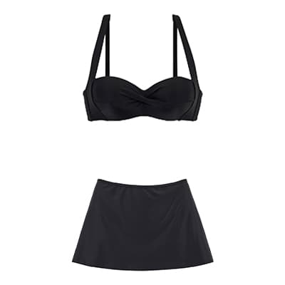 Schwarzes Bikini-Set mit Bügeloberteil und passendem kurzen Rock-Unterteil vor weißem Hintergrund