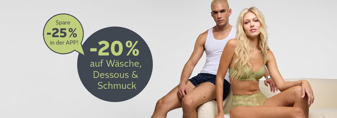 Spare -25 % in der App, -20 % auf Wäsche, Dessous und Schmuck – Mann und Frau in Unterwäsche sitzen auf einem Sofa