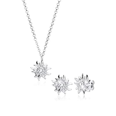 Schmuckset mit Edelweiß-Anhänger an Kette und passenden Edelweiß-Ohrsteckern auf weißem Hintergrund