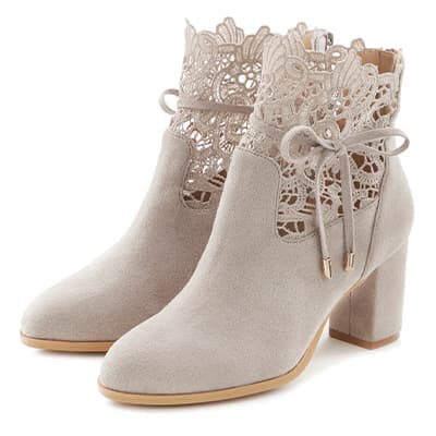 Beige Stiefeletten mit Blockabsatz, seitlicher Schnürung und hoher, floraler Spitzeneinfassung am Schaft