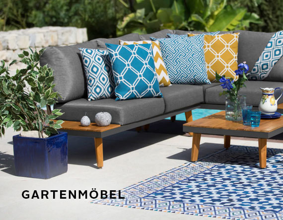 Gartenmöbel - Graue Couch mit blauen und gelben Polstern vor Swimmingpool