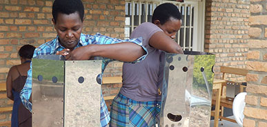 Energieeffiziente Öfen für Familien in Ruanda
