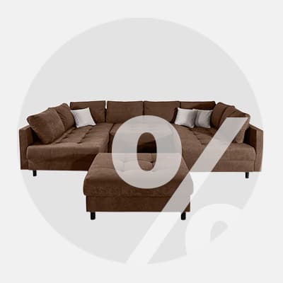 Ecksofa mit Hocker in U-Form, braun, mit hellen Kissen, vor großem Prozentzeichen im Hintergrund