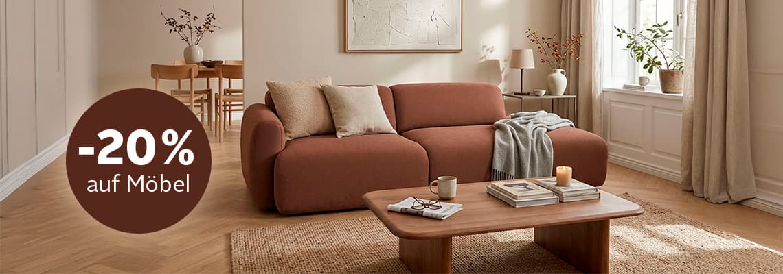 -20 % auf Möbel – modernes Wohnzimmer mit Sofa, Couchtisch, Teppich und gedecktem Esstisch im Hintergrund