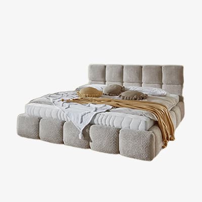 Doppelbett mit hohem, gestepptem Kopfteil, bezogener Matratze, Decke und zwei Kissen auf hellem Hintergrund