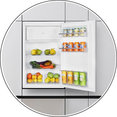 Offener Kühlschrank mit Getränkedosen im Türfach, frischen Früchten und Gemüse auf den Regalen im Inneren