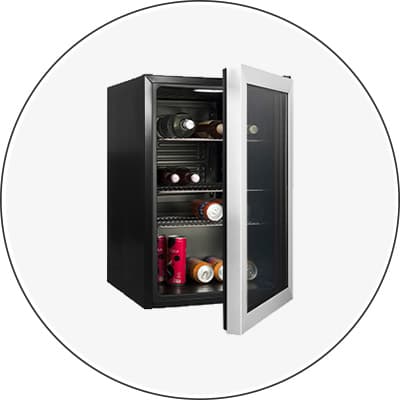 Offener Kühlschrank mit Getränkedosen im Türfach, frischen Früchten und Gemüse auf den Regalen im Inneren