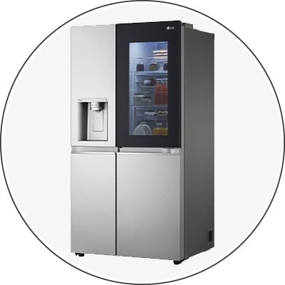 Kühlschrank mit Glastür zeigt Innenraum mit Getränken und Lebensmitteln, links Wasser- und Eisspender.