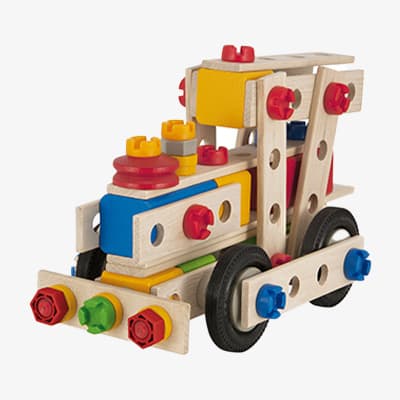 Buntes Holzspielzeugauto mit roten, gelben, blauen und grünen Bausteinen und schwarzen Rädern