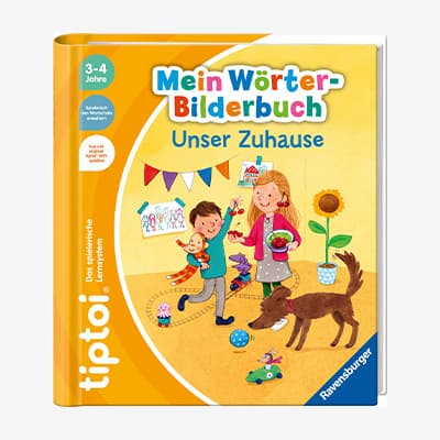 Mein Wörter-Bilderbuch Unser Zuhause – Kinder spielen fröhlich mit Hund und Spielzeug im Wohnzimmer
