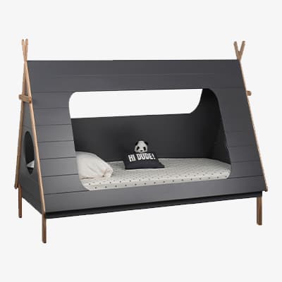 Kinderbett in Form eines Zeltes mit Kissen und Spielzeugball.