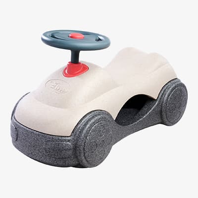 Kleines Spielzeugauto mit grauen Rädern und grünem Lenkrad, geeignet für Kinder zum Fahren und Spielen.