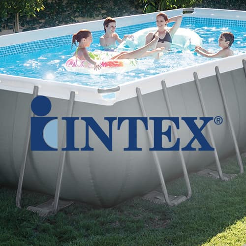 INTEX – Kinder spielen im großen rechteckigen Schwimmbecken im Garten, einige auf Schwimmringen, andere schwimmen im Wasser.