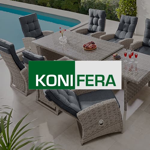 KONIFERA – Gartenmöbel-Set aus Rattan mit sechs Stühlen und einem Tisch, dekoriert mit Blumen und Getränken, am Pool.
