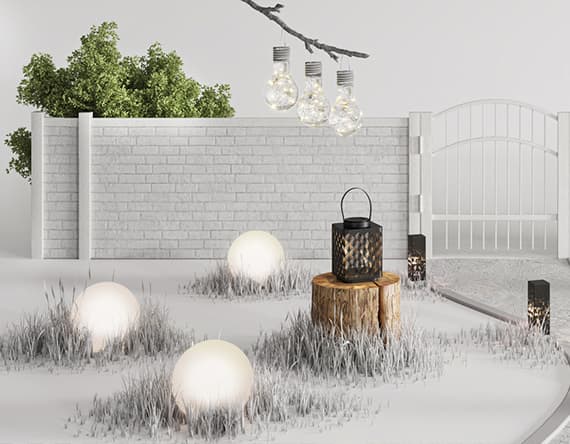 Stimmungsvolle Gartenbeleuchtung mit kugelförmigen Lampen, hängenden Glühbirnen und einer schwarzen Laterne auf einem Baumstumpf