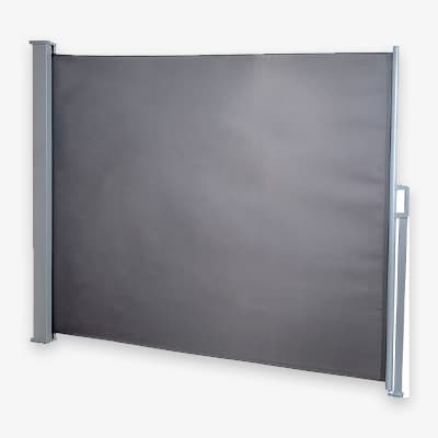 Grauer Sichtschutz ausziehbar zwischen zwei Aluminium-Pfosten gespannt