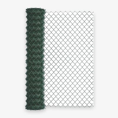 Gerollter Maschendrahtzaun teilweise ausgerollt vor weißem Hintergrund