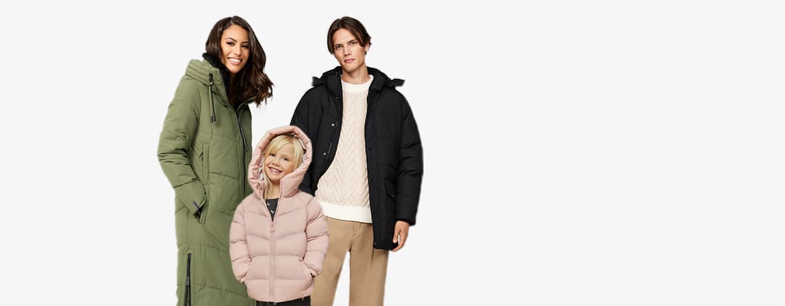 Erwachsene und Kind in Winterjacken – Frau in grüner Jacke, Mann in schwarzer Jacke, Kind in rosa Jacke